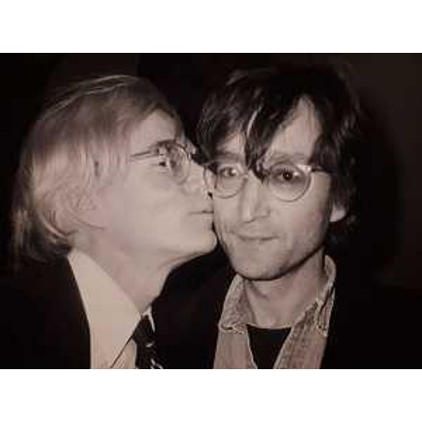 Il famoso bacio fra Andy Warhol e John Lennon. - Il famoso bacio fra Andy Warhol e John Lennon.