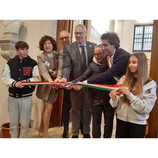 Il taglio del nastro alla biblioteca Joppi di Udine; al centro, il presidente del Cr Fvg, Mauro Bordin - Il taglio del nastro alla biblioteca Joppi di Udine; al centro, il presidente del Cr Fvg, Mauro Bordin