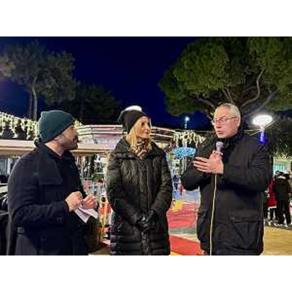 Da destra: Il presidente del Consiglio regionale del Friuli Venezia Giulia, Mauro Bordin, il primo cittadino di Lignano Sabbiadoro Laura Giorgi e il vicepresidente della pro loco Alexandros Korossoglou. - Da destra: Il presidente del Consiglio regionale del Friuli Venezia Giulia, Mauro Bordin, il primo cittadino di Lignano Sabbiadoro Laura Giorgi e il vicepresidente della pro loco Alexandros Korossoglou.