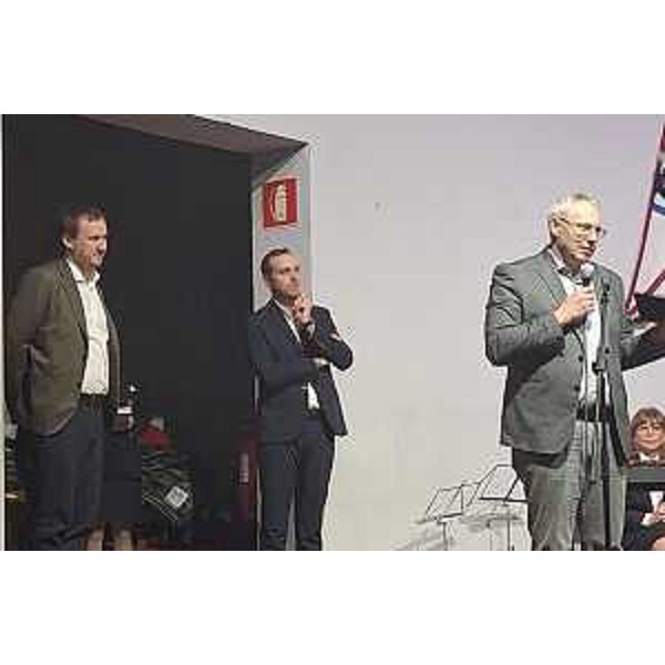 L'intervento del presidente del Cr Fvg, Mauro Bordin, all'evento per i 160 anni della Filarmonica. Il primo da sinistra nella foto è il consigliere regionale Massimiliano Pozzo - L'intervento del presidente del Cr Fvg, Mauro Bordin, all'evento per i 160 anni della Filarmonica. Il primo da sinistra nella foto è il consigliere regionale Massimiliano Pozzo