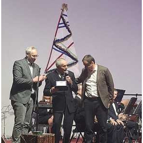 La consegna della targa di riconoscimento alla Filarmonica da parte del presidente Bordin (primo da sinistra nella foto) e del consigliere Pozzo - La consegna della targa di riconoscimento alla Filarmonica da parte del presidente Bordin (primo da sinistra nella foto) e del consigliere Pozzo