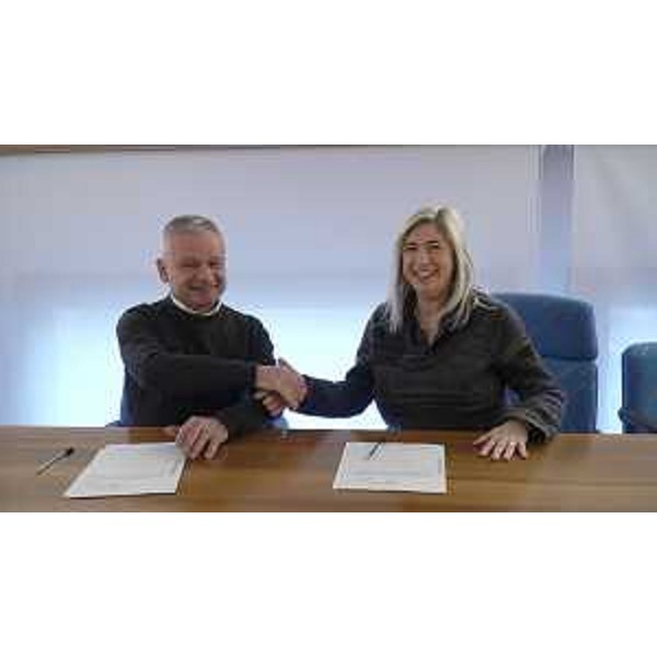 Stretta di mano tra l'assessore Cristina Amirante e il sindaco di Barcis Claudio Traina - Stretta di mano tra l'assessore Cristina Amirante e il sindaco di Barcis Claudio Traina