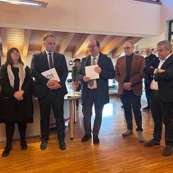 Il vicegovernatore con delega alla Cultura Mario Anzil, in occasione dellinaugurazione della mostra "Francamente me stesso", interamente dedicata allopera fotografica e alla vita di Mauro Paviotti - Il vicegovernatore con delega alla Cultura Mario Anzil, in occasione dellinaugurazione della mostra "Francamente me stesso", interamente dedicata allopera fotografica e alla vita di Mauro Paviotti