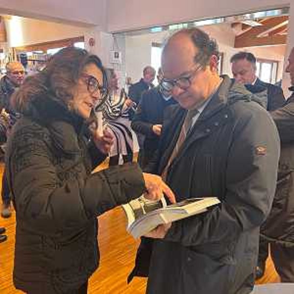 Il vicegovernatore con delega alla Cultura Mario Anzil assieme alla moglie di Mauro Paviotti, Irene, in occasione dellinaugurazione della mostra "Francamente me stesso". - Il vicegovernatore con delega alla Cultura Mario Anzil assieme alla moglie di Mauro Paviotti, Irene, in occasione dellinaugurazione della mostra "Francamente me stesso".