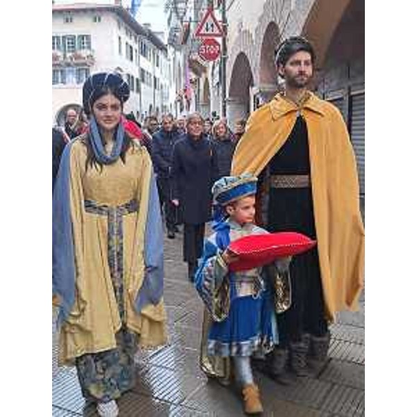 Il tallero in corteo in costume lungo via Bini a Gemona - Il tallero in corteo in costume lungo via Bini a Gemona