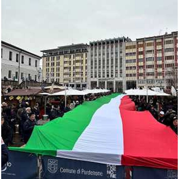 Il Tricolore lungo 85 metri sfila per Pordenone - Il Tricolore lungo 85 metri sfila per Pordenone