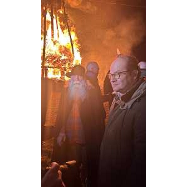 Il vicegovernatore del Fvg MArio Anzil con il Vecchio Venerando accanto al Pignarul grant di Tarcento - Il vicegovernatore del Fvg MArio Anzil con il Vecchio Venerando accanto al Pignarul grant di Tarcento