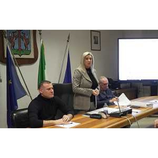 L'intervento dell'assessore Cristina Amirante durante l'incontro con i sindaci sui temi della viabilità legata al passaggio del Giro d'Italia in Friuli Venezia Giulia - L'intervento dell'assessore Cristina Amirante durante l'incontro con i sindaci sui temi della viabilità legata al passaggio del Giro d'Italia in Friuli Venezia Giulia