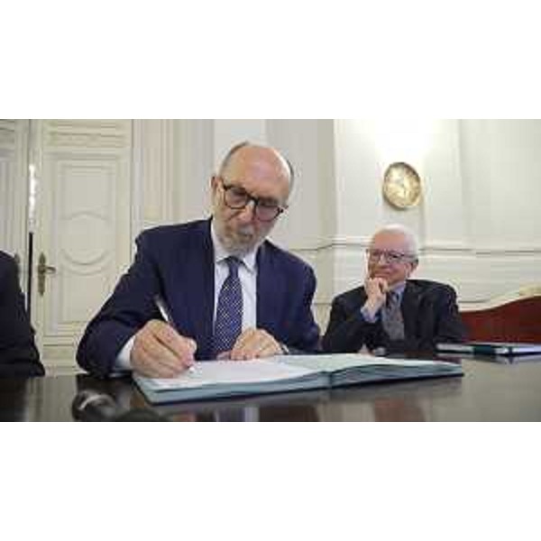 L'assessore Riccardi mentre sigla il Protocollo - L'assessore Riccardi mentre sigla il Protocollo