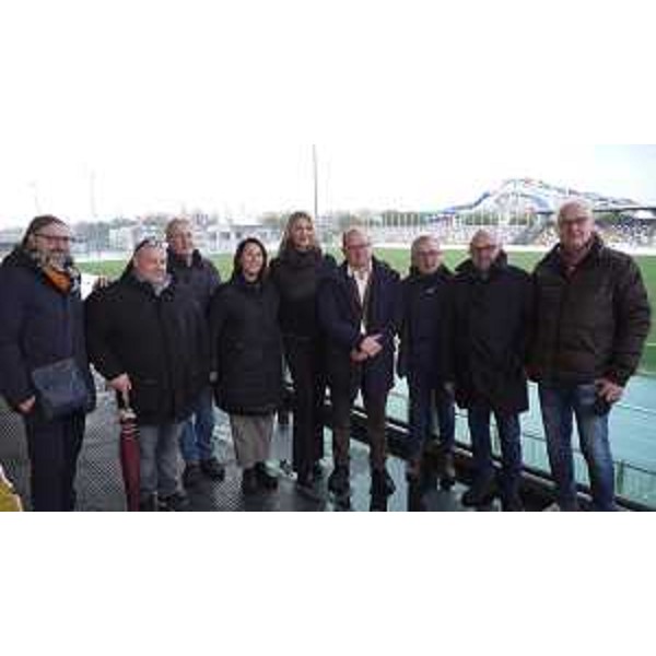 Il vicegovernatore con delega a Cultura e sport Mario Anzil con la delegazione di amministartori e tecnici in visita allo stadio Teghil di Lignano Sabbiadoro - Il vicegovernatore con delega a Cultura e sport Mario Anzil con la delegazione di amministartori e tecnici in visita allo stadio Teghil di Lignano Sabbiadoro