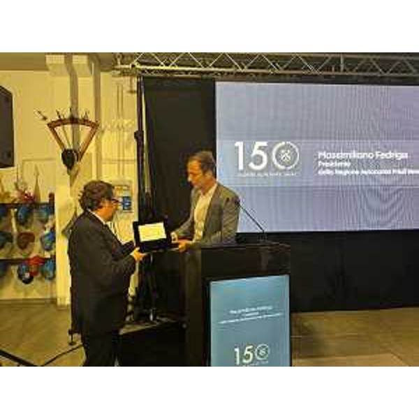 Il governatore Fedriga consegna la targa al presidente dell'Asu Alessandro Nutta - Il governatore Fedriga consegna la targa al presidente dell'Asu Alessandro Nutta