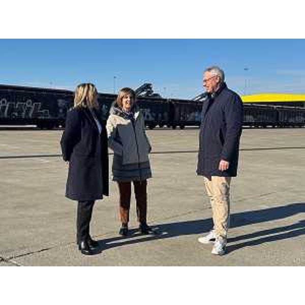 Il presidente del Cr Fvg, Mauro Bordin, accanto alla presidente dell'Interporto di Cervignano, Erika Furlani (prima da sinistra nella foto), e al direttore Tiziana Maiori - Il presidente del Cr Fvg, Mauro Bordin, accanto alla presidente dell'Interporto di Cervignano, Erika Furlani (prima da sinistra nella foto), e al direttore Tiziana Maiori