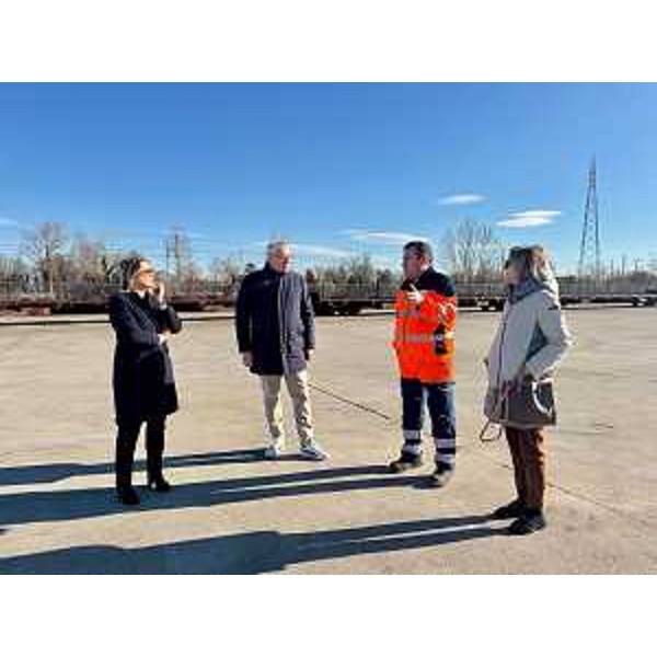 Un altro momento della visita del presidente Bordin (secondo da sinistra) all'Interporto di Cervignano - Un altro momento della visita del presidente Bordin (secondo da sinistra) all'Interporto di Cervignano