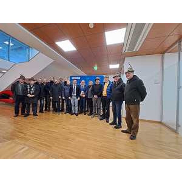 Il vice governatore con delega a Cultura e sport Mario Anzil (al centro) con i consiglieri regionali, gli amministratori locali e gli alpini alla presentazione del contributo alle sezioniAna del Friuli Venezia Giulia - Il vice governatore con delega a Cultura e sport Mario Anzil (al centro) con i consiglieri regionali, gli amministratori locali e gli alpini alla presentazione del contributo alle sezioniAna del Friuli Venezia Giulia