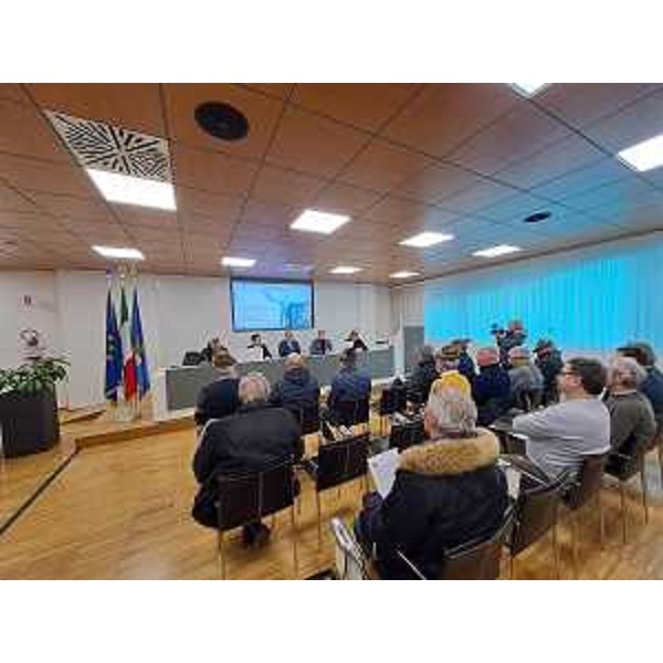Il vice governatore con delega a Cultura e sport Mario Anzil (al centro) con i consiglieri regionali, gli amministratori locali e gli alpini alla presentazione del contributo alle sezioniAna del Friuli Venezia Giulia - Il vice governatore con delega a Cultura e sport Mario Anzil (al centro) con i consiglieri regionali, gli amministratori locali e gli alpini alla presentazione del contributo alle sezioniAna del Friuli Venezia Giulia