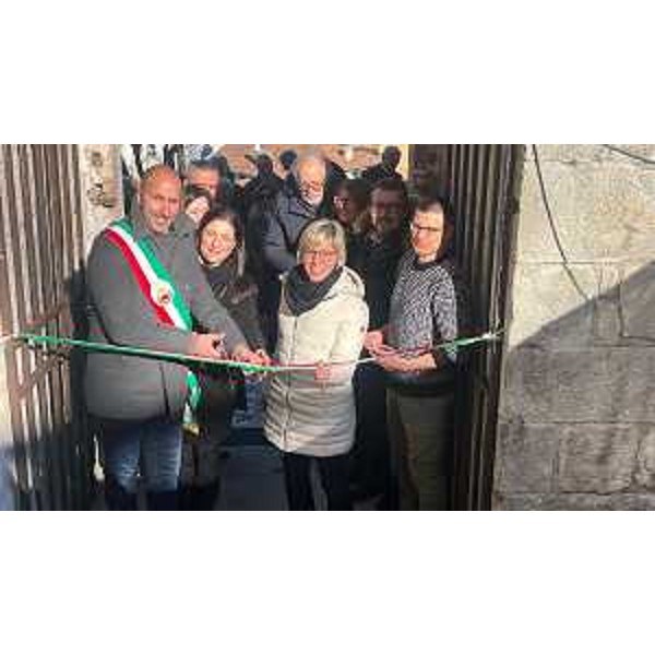 Il taglio del nastro della mostra "sguardi nel tempo" a Gemona alla presenza dell'assessore regionale Barbara Zilli - Il taglio del nastro della mostra "sguardi nel tempo" a Gemona alla presenza dell'assessore regionale Barbara Zilli