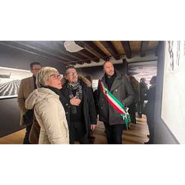 L'assessore regionale Barbara Zilli durante la visita alla mostra "Sguardi nle tempo" di Elio Ciol - L'assessore regionale Barbara Zilli durante la visita alla mostra "Sguardi nle tempo" di Elio Ciol