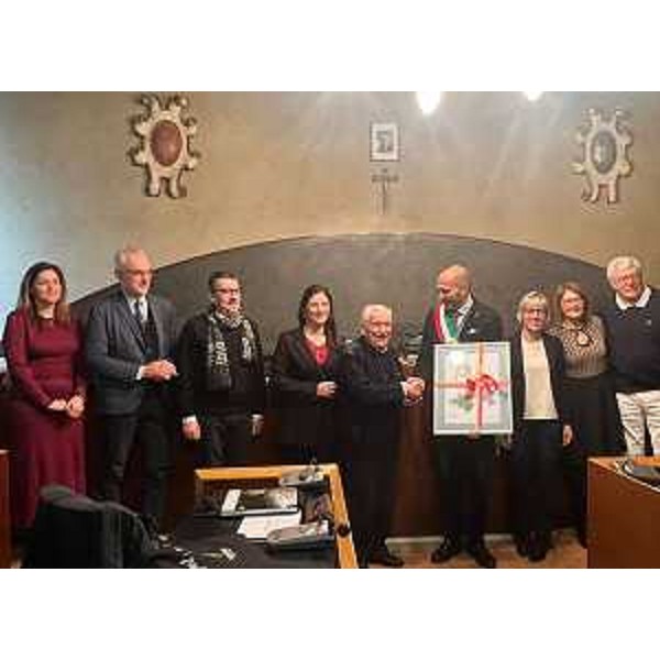 La consegna di un riconoscimento da parte dell'amministrazione comunale di Gemona a Elio Ciol alla presenza dell'assessore regionale Barbara Zilli - La consegna di un riconoscimento da parte dell'amministrazione comunale di Gemona a Elio Ciol alla presenza dell'assessore regionale Barbara Zilli