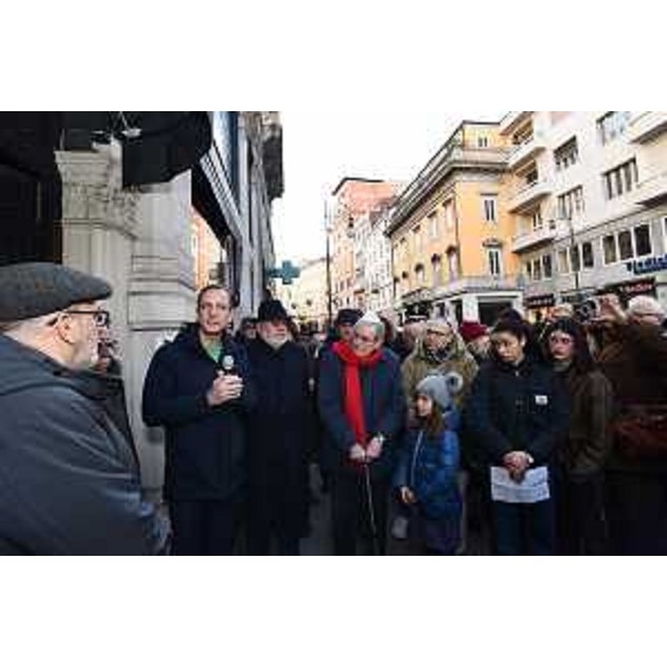 Il governatore Massimiliano Fedriga alla posa della pietra d'inciampo in corso Italia 12 a Trieste - Il governatore Massimiliano Fedriga alla posa della pietra d'inciampo in corso Italia 12 a Trieste