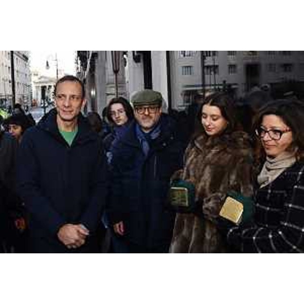 Il governatore Massimiliano Fedriga alla posa della pietra d'inciampo in corso Italia 12 a Trieste - Il governatore Massimiliano Fedriga alla posa della pietra d'inciampo in corso Italia 12 a Trieste