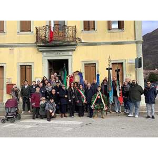 L'assessore regionale Stefano Zannier davanti alla sede della Somsi di Toppo di Travesio ad inizio celebrazioni per il 131 anno. - L'assessore regionale Stefano Zannier davanti alla sede della Somsi di Toppo di Travesio ad inizio celebrazioni per il 131 anno. 