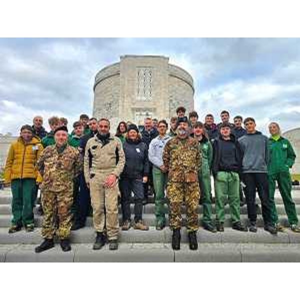 Diego Bernardis (Fp), in terza fila al centro nella foto di gruppo al termine del sopralluogo a Oslavia - Diego Bernardis (Fp), in terza fila al centro nella foto di gruppo al termine del sopralluogo a Oslavia