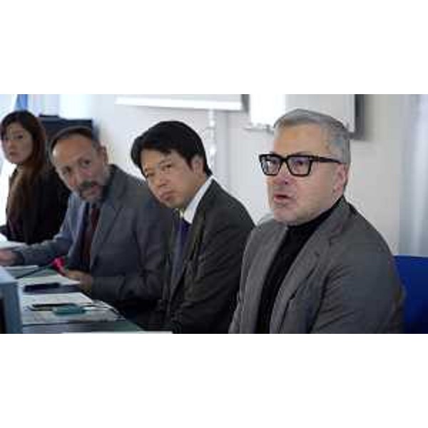 L'assessore Bini durante l'incontro con la delegazione dell'organizzazione governativa giapponese che promuove investimenti e scambi tra Giappone e resto del mondo - L'assessore Bini durante l'incontro con la delegazione dell'organizzazione governativa giapponese che promuove investimenti e scambi tra Giappone e resto del mondo 