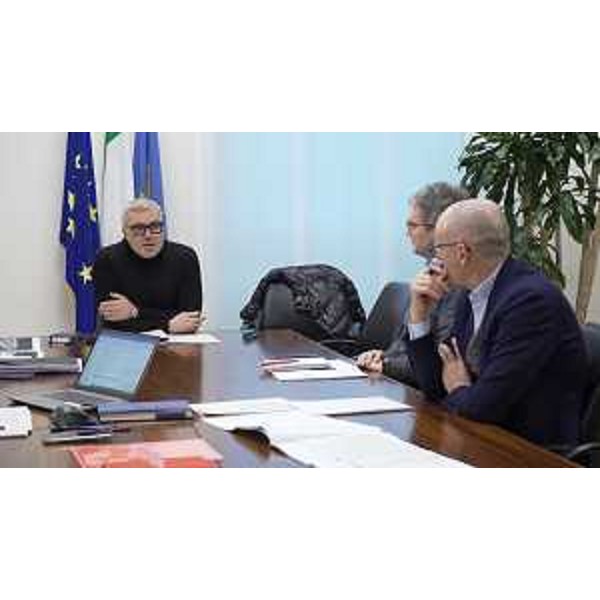Lassessore regionale alle Attività produttive e Turismo, Sergio Emidio Bini, nel corso dellincontro, che si è tenuto oggi nella sede della Regione a Udine, con il sindaco di Tarvisio, Renzo Zanette, e i rappresentanti del consorzio Cosilt - Lassessore regionale alle Attività produttive e Turismo, Sergio Emidio Bini, nel corso dellincontro, che si è tenuto oggi nella sede della Regione a Udine, con il sindaco di Tarvisio, Renzo Zanette, e i rappresentanti del consorzio Cosilt 