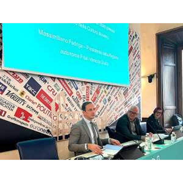 Il governatore della Regione Friuli Venezia Giulia Massimiliano Fedriga alla presentazione del programma di GO! 2025 Nova Gorica Gorizia Capitale Europea della Cultura nella sede dellAssociazione stampa estera a Palazzo Grazioli a Roma. - Il governatore della Regione Friuli Venezia Giulia Massimiliano Fedriga alla presentazione del programma di GO! 2025 Nova Gorica Gorizia Capitale Europea della Cultura nella sede dellAssociazione stampa estera a Palazzo Grazioli a Roma. 