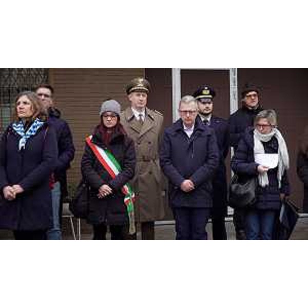 L'assessore Stefano Zannier, al centro, con le altre autorità in un momento della cerimonia. - L'assessore Stefano Zannier, al centro, con le altre autorità in un momento della cerimonia.