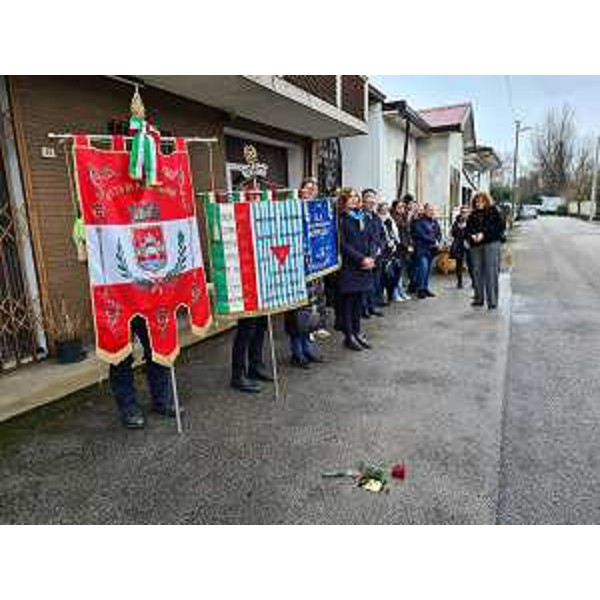 L'assessore Zannier alla posa della pietra d'inciampo in via Gere a Pordenone - L'assessore Zannier alla posa della pietra d'inciampo in via Gere a Pordenone