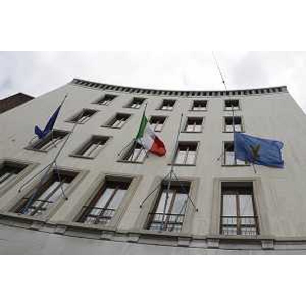 La sede del Cr Fvg, a Trieste, con le bandiere a mezz'asta - La sede del Cr Fvg, a Trieste, con le bandiere a mezz'asta