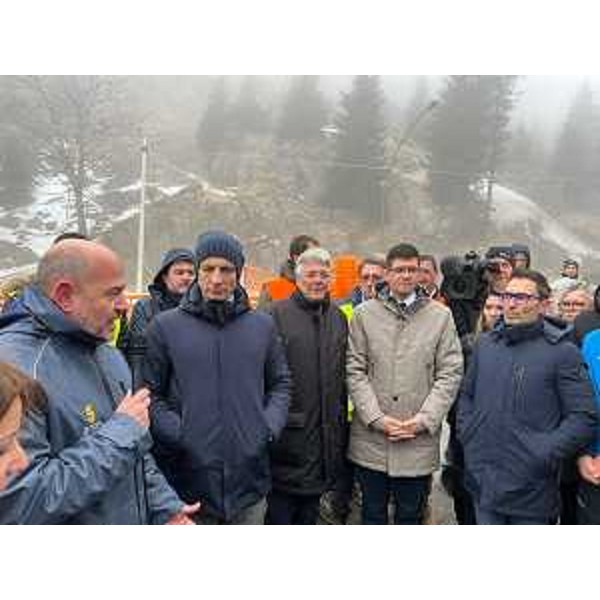 Il governatore del Friuli Venezia Giulia Massimiliano Fedriga (terzo da sinistra), il presidente del Land Carinzia Peter Kaiser e il responsabile della struttura territoriale del Friuli Venezia Giulia di Anas Ettore de la Grennelais, alla cerimonia per la riapertura della strada che porta al Passo di Monte Croce Carnico. - Il governatore del Friuli Venezia Giulia Massimiliano Fedriga (terzo da sinistra), il presidente del Land Carinzia Peter Kaiser e il responsabile della struttura territoriale del Friuli Venezia Giulia di Anas Ettore de la Grennelais, alla cerimonia per la riapertura della strada che porta al Passo di Monte Croce Carnico.