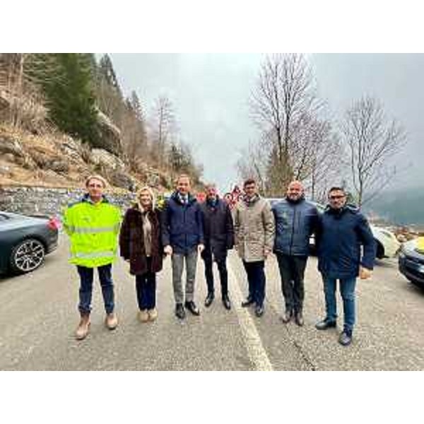 Il governatore del Friuli Venezia Giulia Massimiliano Fedriga (terzo da sinistra) lungo la strada che porta al Passo di Monte Croce Carnico, assieme al presidente del Land Carinzia Peter Kaiser e al suo vicepresidente Martin Gruber, allassessore regionale alle Infrastrutture e territorio Cristina Amirante, al vicepresidente del Consiglio regionale Stefano Mazzolini e al responsabile della struttura territoriale del Friuli Venezia Giulia di Anas Ettore de la Grennelais. - Il governatore del Friuli Venezia Giulia Massimiliano Fedriga (terzo da sinistra) lungo la strada che porta al Passo di Monte Croce Carnico, assieme al presidente del Land Carinzia Peter Kaiser e al suo vicepresidente Martin Gruber, allassessore regionale alle Infrastrutture e territorio Cristina Amirante, al vicepresidente del Consiglio regionale Stefano Mazzolini e al responsabile della struttura territoriale del Friuli Venezia Giulia di Anas Ettore de la Grennelais.