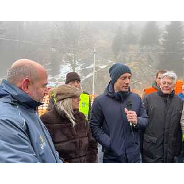 Il governatore del Friuli Venezia Giulia Massimiliano Fedriga, il presidente del Land Carinzia Peter Kaiser, il responsabile della struttura territoriale del Friuli Venezia Giulia di Anas Ettore de la Grennelais, e l'assessore alle Infrastrutture Cristina Amirante alla cerimonia per la riapertura della strada che porta al Passo di Monte Croce Carnico. - Il governatore del Friuli Venezia Giulia Massimiliano Fedriga, il presidente del Land Carinzia Peter Kaiser, il responsabile della struttura territoriale del Friuli Venezia Giulia di Anas Ettore de la Grennelais, e l'assessore alle Infrastrutture Cristina Amirante alla cerimonia per la riapertura della strada che porta al Passo di Monte Croce Carnico.