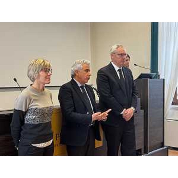 Il presidente Bordin, primo da destra, accanto al prefetto di Udine Domenico Lione e all'assessore regionale Barbara Zilli - Il presidente Bordin, primo da destra, accanto al prefetto di Udine Domenico Lione e all'assessore regionale Barbara Zilli