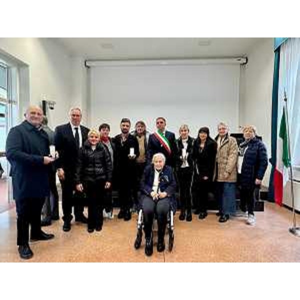 Una foto di gruppo al termine della cerimonia. Il presidente Bordin è il secondo da sinistra; al centro Paola Del Din, medaglia d'oro al valor militare - Una foto di gruppo al termine della cerimonia. Il presidente Bordin è il secondo da sinistra; al centro Paola Del Din, medaglia d'oro al valor militare