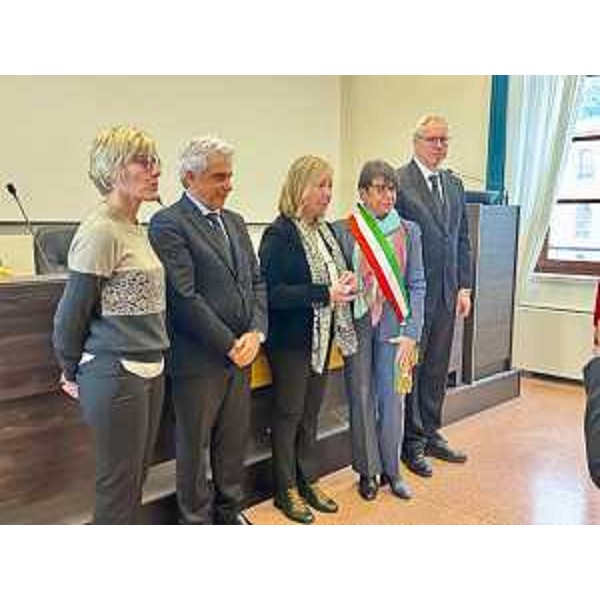 Un momento della consegna delle medaglie d'onore, con il presidente Bordin primo da destra nella foto - Un momento della consegna delle medaglie d'onore, con il presidente Bordin primo da destra nella foto