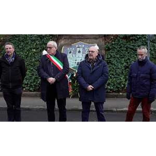 L'assessore regionale Sebastiano Callari, a sinistra risetto al sindaco Rodolfo Ziberna a Gorizia per la cerimonia in occasione del Giorno della Memoria - L'assessore regionale Sebastiano Callari, a sinistra risetto al sindaco Rodolfo Ziberna a Gorizia per la cerimonia in occasione del Giorno della Memoria