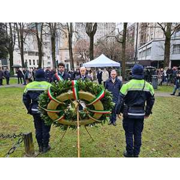 L'assessore Stefano Zannier, a destra, con le altre autorità depone una corona in occasione delle celebrazioni del Giorno della Memoria a Pordenone - L'assessore Stefano Zannier, a destra, con le altre autorità depone una corona in occasione delle celebrazioni del Giorno della Memoria a Pordenone