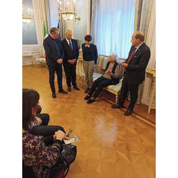 L'assessore regionale Fabio Scoccimarro, primo in piedi a sinistra, in Prefettura a Trieste in occasione delle celebrazioni per il Giorno della Memoria - L'assessore regionale Fabio Scoccimarro, primo in piedi a sinistra, in Prefettura a Trieste in occasione delle celebrazioni per il Giorno della Memoria 