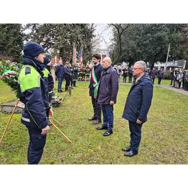 L'assessore regionale Stefano Zannier, in primo piano, a Pordenone per le celebrazioni in occasione del Giorno della Memoria - L'assessore regionale Stefano Zannier, in primo piano, a Pordenone per le celebrazioni in occasione del Giorno della Memoria