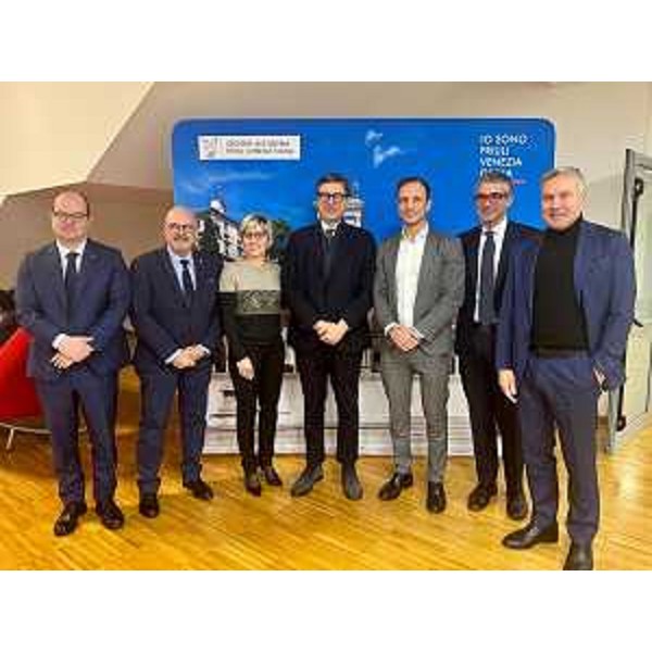 Il governatore Fedriga e gli assessori Anzil, Callari, Zilli, Roberti e Bini con il ministro Giorgetti - Il governatore Fedriga e gli assessori Anzil, Callari, Zilli, Roberti e Bini con il ministro Giorgetti