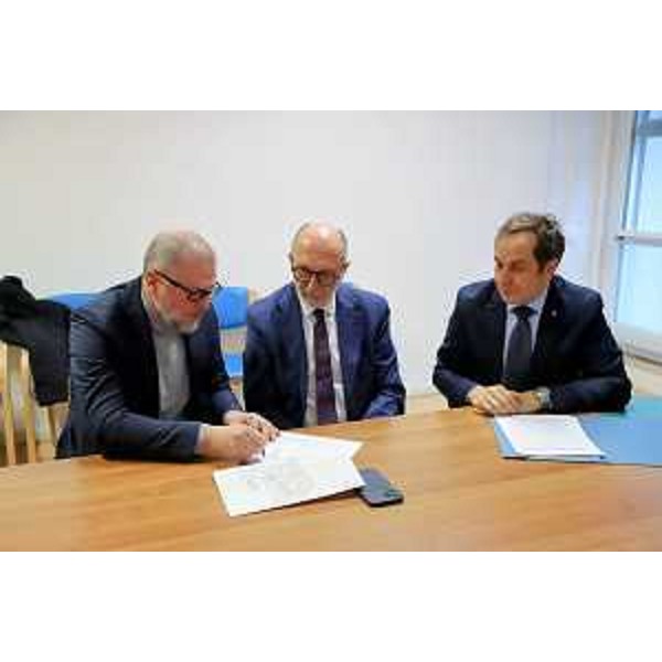 La firma del documento per l'attivazione di un modulo dell'ospedale di comunità a Tarcento, alla presenza dell'assessore regionale alla Salute Riccardo Riccardi - La firma del documento per l'attivazione di un modulo dell'ospedale di comunità a Tarcento, alla presenza dell'assessore regionale alla Salute Riccardo Riccardi