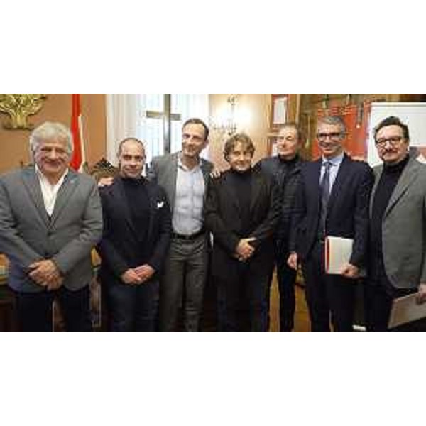 Foto di gruppo al termine della conferenza stampa. Al centro il governatore Fedriga, secondo da destra l'assessore Roberti - Foto di gruppo al termine della conferenza stampa. Al centro il governatore Fedriga, secondo da destra l'assessore Roberti