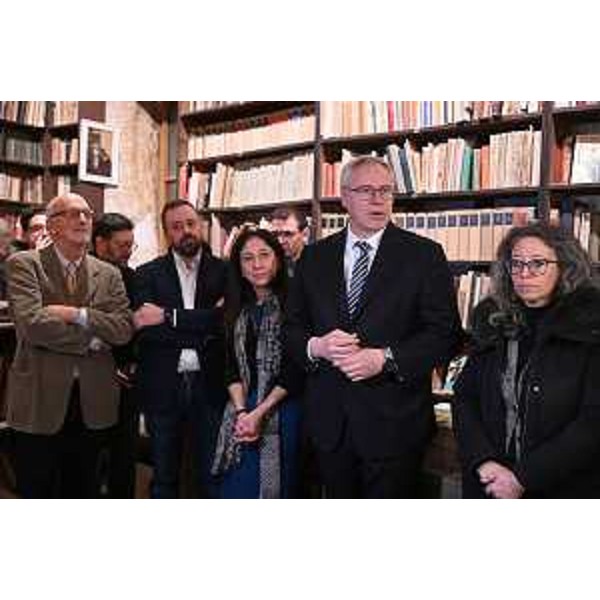 L'inaugurazione della libreria antiquaria Umberto Saba di Trieste. Da sinistra: l'autore Dino Faraguna, il nuovo gestore Massimo Battista, il presidente del Cr Fvg, Mauro Bordin, e Barbara Tonel, vicesindaco di Trieste - L'inaugurazione della libreria antiquaria Umberto Saba di Trieste. Da sinistra: l'autore Dino Faraguna, il nuovo gestore Massimo Battista, il presidente del Cr Fvg, Mauro Bordin, e Barbara Tonel, vicesindaco di Trieste