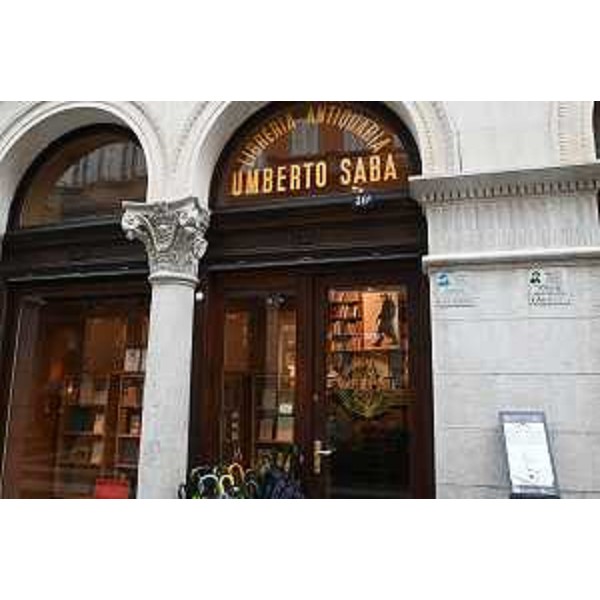 L'esterno della libreria antiquaria Umberto Saba a Trieste - L'esterno della libreria antiquaria Umberto Saba a Trieste