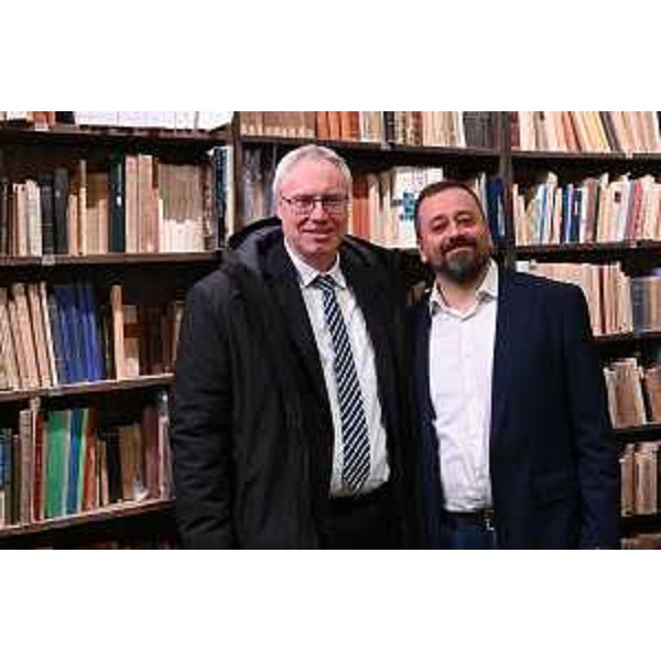 Da sinistra: Il presidente del Consiglio regionale del Friuli Venezia Giulia, Mauro Bordin, e Massimo Battista, il nuovo gestore della storica libreria di via San Nicolò a Trieste - Da sinistra: Il presidente del Consiglio regionale del Friuli Venezia Giulia, Mauro Bordin, e Massimo Battista, il nuovo gestore della storica libreria di via San Nicolò a Trieste