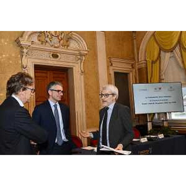 L'assessore regionale alle Autonomie locali Pierpaolo Roberti (al centro) al convegno internazionale "La tassazione degli immobili in Italia e in Europa" - L'assessore regionale alle Autonomie locali Pierpaolo Roberti (al centro) al convegno internazionale "La tassazione degli immobili in Italia e in Europa"
