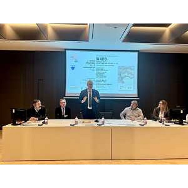 Un altro momento dell'intervento del presidente Bordin. Da sinistra si riconoscono il presidente della Saf Umberto Sello, il direttore della Fondazione Friuli Luciano Nonis, il professor Mauro Pascolini e Alessandra Beltrame - Un altro momento dell'intervento del presidente Bordin. Da sinistra si riconoscono il presidente della Saf Umberto Sello, il direttore della Fondazione Friuli Luciano Nonis, il professor Mauro Pascolini e Alessandra Beltrame